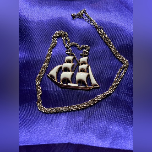 URBAN OUTFITTERS Gold Tone metal and enamel Ship necklace. - Picture 8 of 8